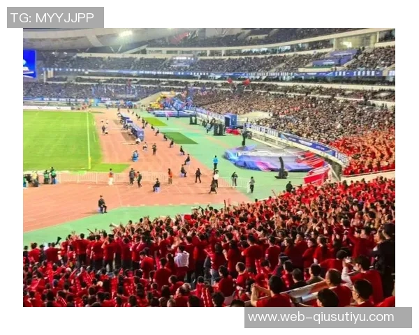 泰州首届苏超夺冠后迅速建设冠军奖杯打卡点吸引众多球迷前来留影