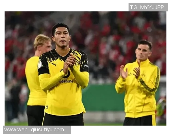 多特高层与球员赛后安慰小贝林厄姆因解围失误致拜仁进球